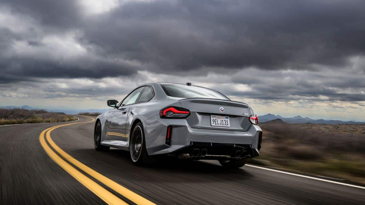 Now, we have already mentioned that a manual gearbox will be offered as an optional purchase on the M2. Aside from that, customers can also choose exterior customisations, such as a carbon-fibre roof and jet-black alloys and interiors, carbon-fibre bucket seats and M interior stripes in carbon instead of the standard aluminium. (Image: BMW)