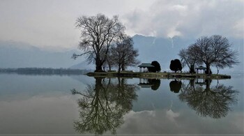 Jammu & Kashmir has also witnessed a high footfall of tourists in the ongoing summer season (Dal Lake/Image: Wikimedia Commons)