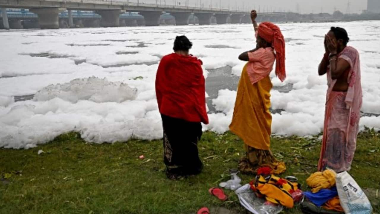 World Environment Day: Families bathe in toxic foam floating on Yamuna ...