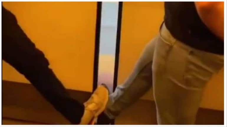 Men stop train door from closing, Delhi Metro reacts. Watch - Vimarsana News