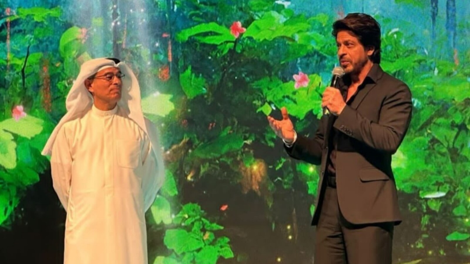 Ahead of Shah Rukh Khan's Dubai trip, the superstar surprises a