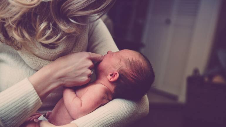 Woman says she lost all her teeth vomiting during pregnancy: 'very traumatic' - Vimarsana News