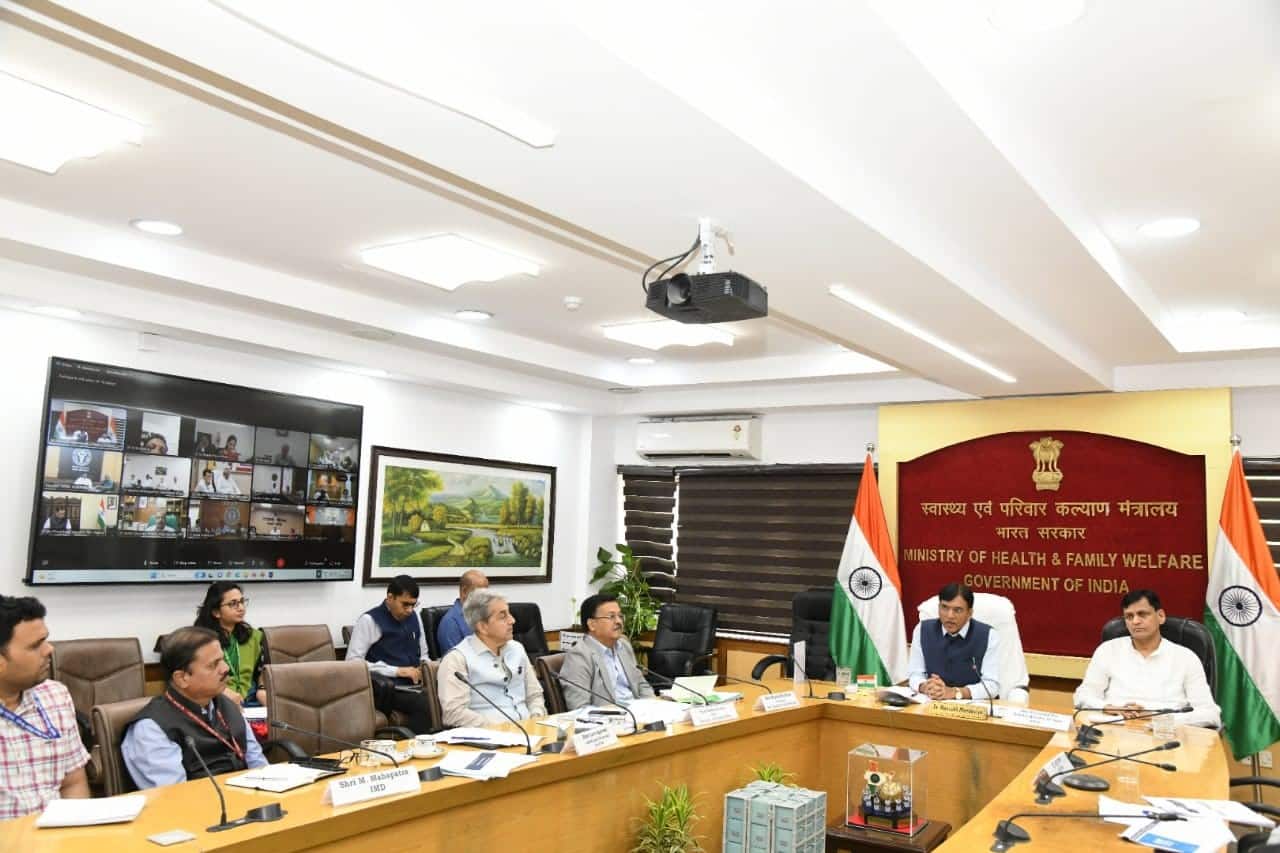 Heatwave crisis | Develop training manuals to prevent deaths, Mansukh Mandaviya tells affected states Heatwave crisis | Develop training manuals to prevent deaths, Mansukh Mandaviya tells affected states