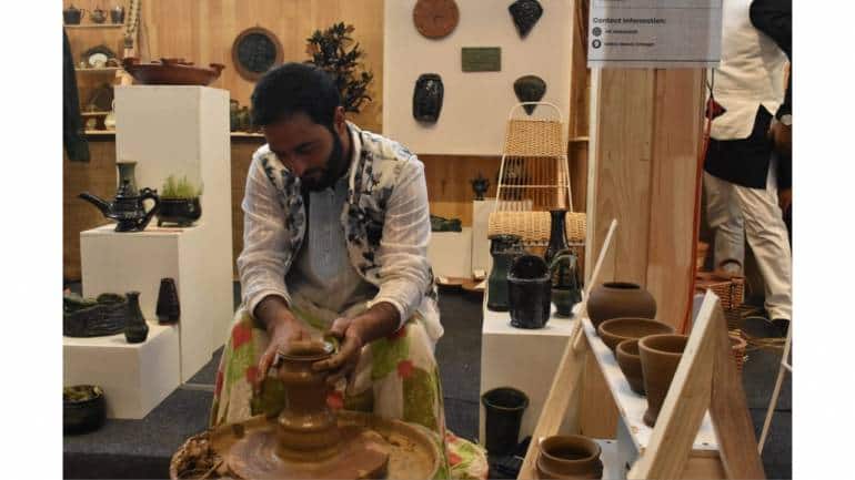 Srinagar youth revives the dying art of Kashmir's glazed pottery - Vimarsana News