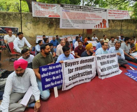 Homebuyers Of Mahira Homes Project Stage Protest At Jantar Mantar ...