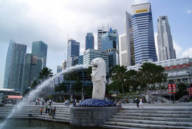Merlion and the Singapore Skyline.