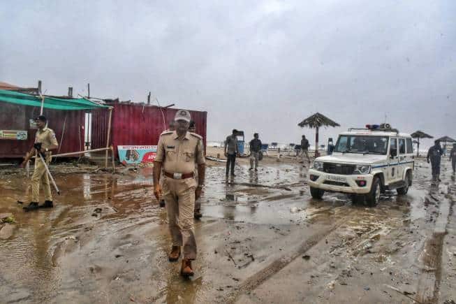 Cyclone Biparjoy Live: Over 900 without power, 2 dead as Biparjoy batters Gujarat - Vimarsana News