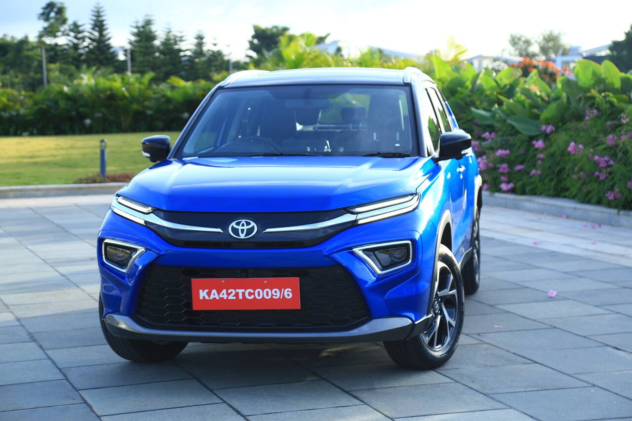 Japanese automakers bank on uptake of hybrid cars