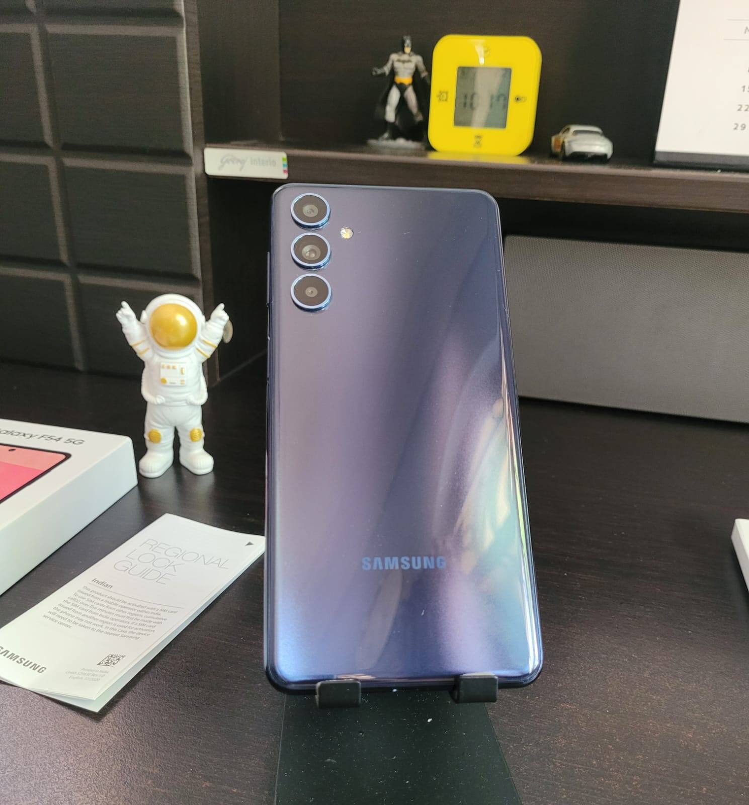 The phone comes with a USB-type C port at the bottom with a single speaker, two microphones, a hybrid-SIM functionality. It also packs a power button in the right that doubles up as the physical fingerprint scanner.