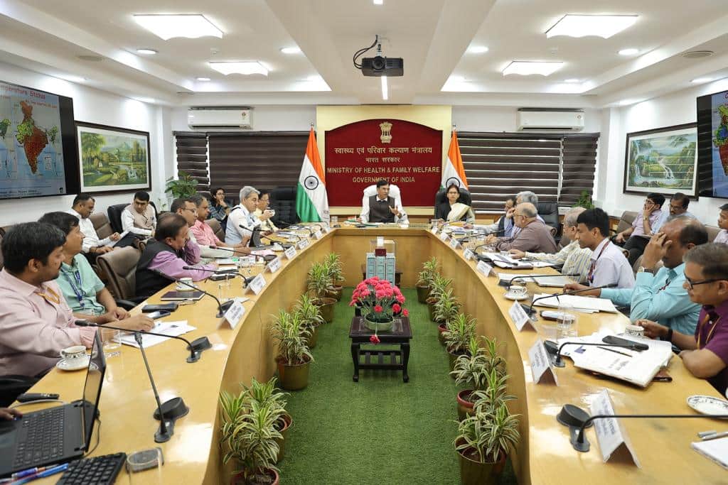 Heatwave crisis | Health Minister Mansukh Mandaviya chairs key meeting; five-member team to visit affected states Heatwave crisis | Health Minister Mansukh Mandaviya chairs key meeting; five-member team to visit affected states