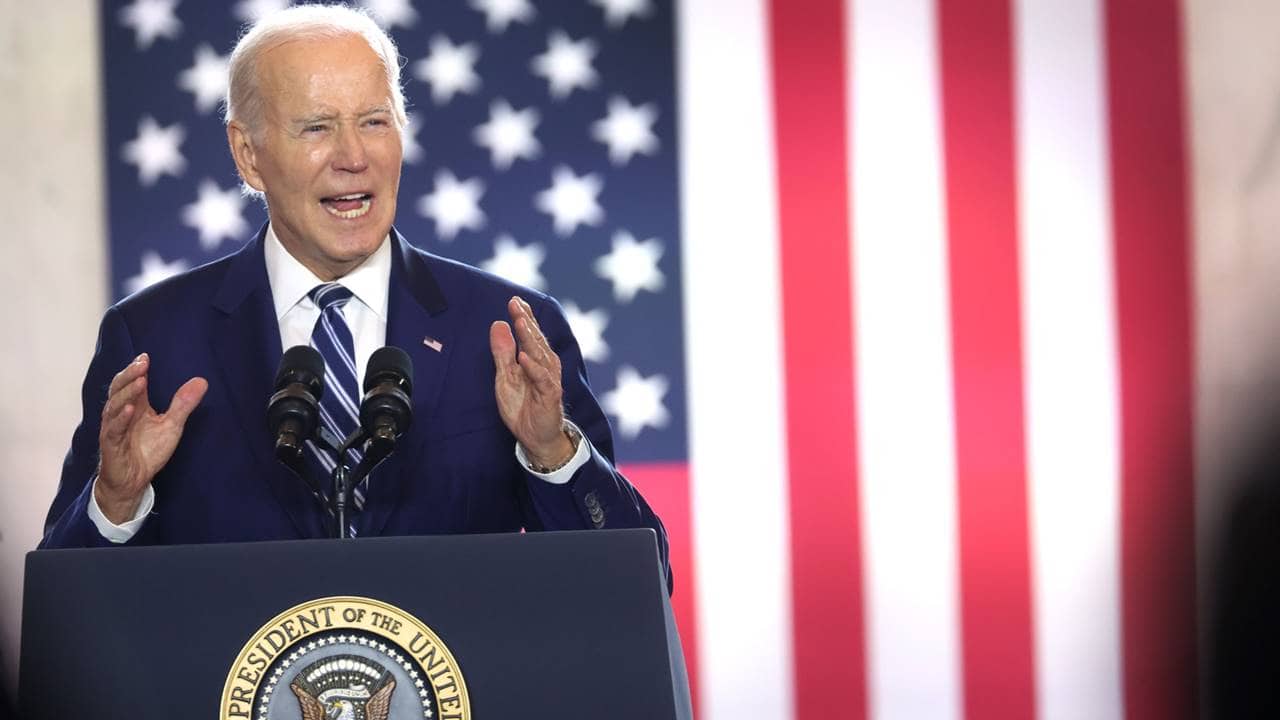 Biden dice que no podría desviar dinero a kilómetros de muro fronterizo entre Estados Unidos y México, pero no cree que funcione