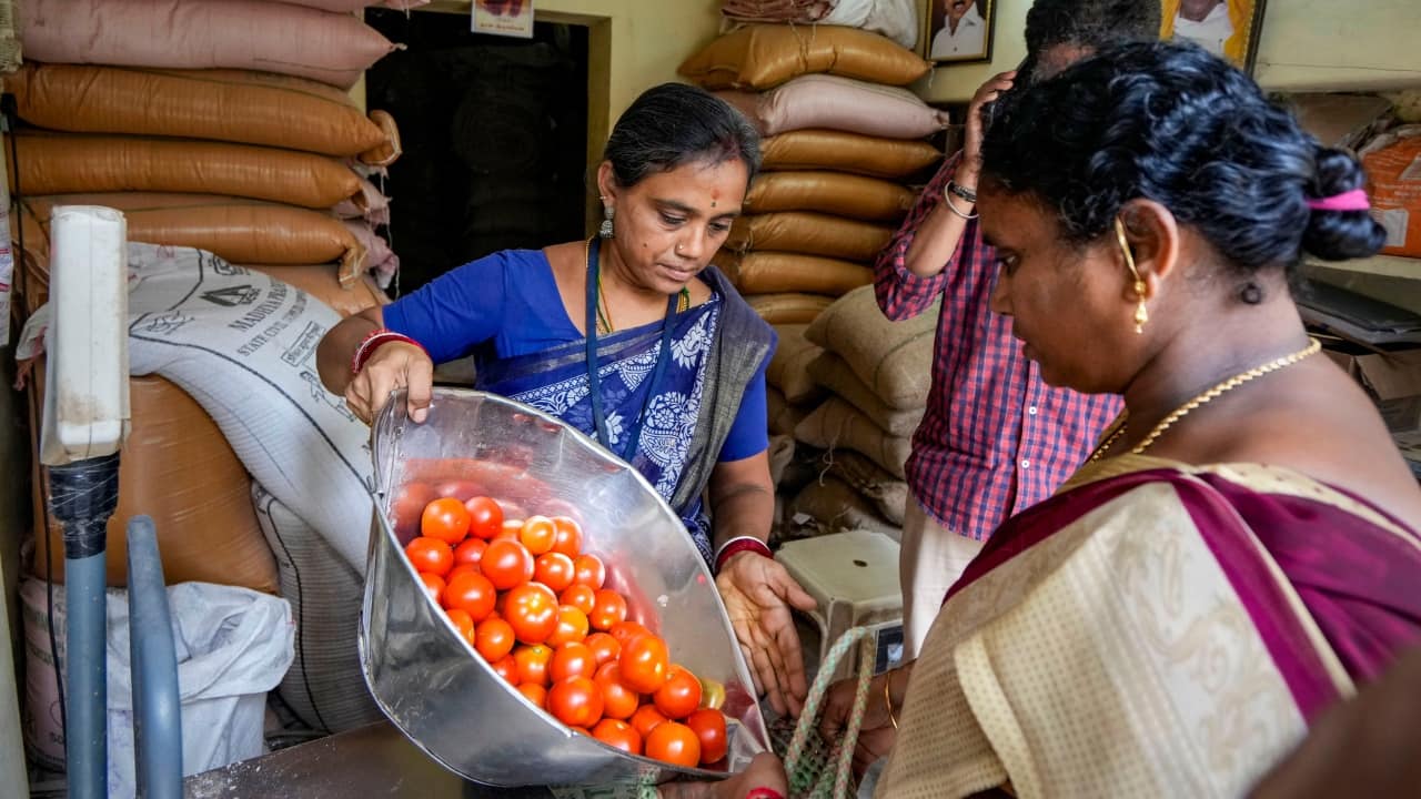 Retail tomato prices climb to Rs 155/kg; TN govt launches fairprice