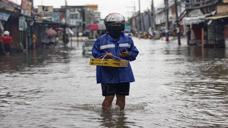As Typhoon Haikui barrels into Taiwan, thousands are evacuated