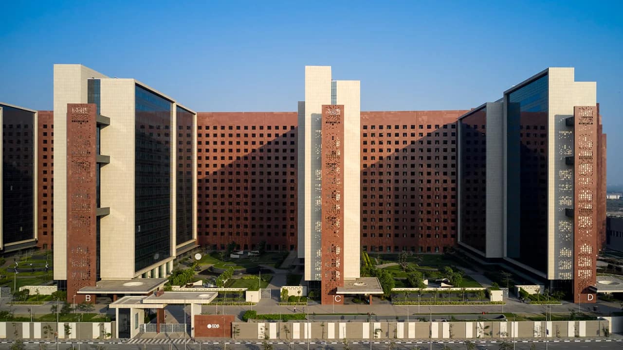 The world's largest office building