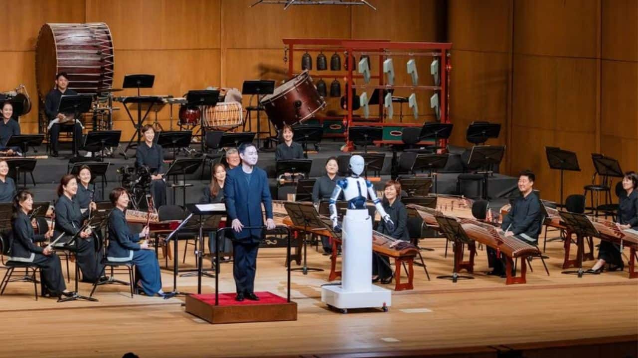 &quot;The robot was able to present such detailed moves much better than I had imagined.&quot; But EveR 6's &quot;critical weakness,&quot; Choi said, is that it cannot listen. Lee Young-ju, an audience member who studies traditional Korean music, said the robot's moves, though impeccable in keeping the rhythm, lacked &quot;breath&quot; - or the ability to keep the orchestra ready to engage collectively and instantly - which he said was essential in performance &quot;The robot was able to present such detailed moves much better than I had imagined.&quot; But EveR 6's &quot;critical weakness,&quot; Choi said, is that it cannot listen. Lee Young-ju, an audience member who studies traditional Korean music, said the robot's moves, though impeccable in keeping the rhythm, lacked &quot;breath&quot; - or the ability to keep the orchestra ready to engage collectively and instantly - which he said was essential in performance. (Image: Reuters)