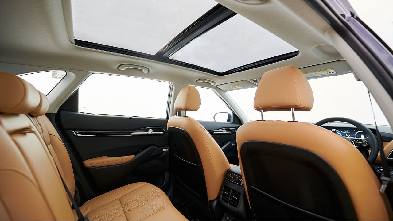 As for the features, the biggest addition to the Seltos is the ADAS tech. This package brings with it added autonomous safety features, such as emergency braking, forward collision warning and assist, lane keep assist, adaptive cruise control, and others. The higher trims also get a panoramic sunroof, which wasn’t available previously on the Seltos. Other features include dual-zone climate control, an eight-inch head-up display, an electronic parking brake, a Bose-tuned eight-speaker sound system, and a 360-degree camera. (Image: Kia)