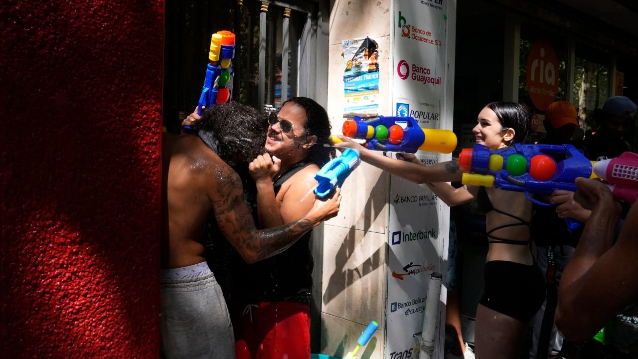 In Europe, where temperatures are expected to top 104 degrees Fahrenheit (40 Celsius) on July 17, many flocked to the water in an attempt to cool off. (Image: AP)