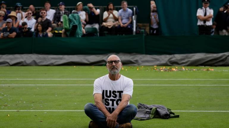 Wimbledon: Umpire warns fans after Champagne uncorking interrupts