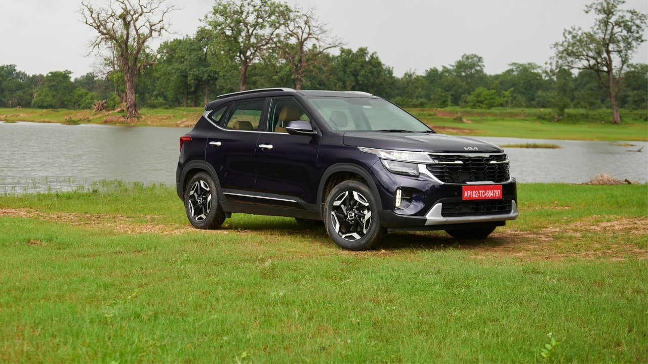 The Seltos is available in a total of seven trim levels. The naturally aspirated petrol is available on the first four trims, namely, HTE, HTK, HTK+, and HTX, with the automatic gearbox available only on the HTX trim. When mated to the manual iMT gearbox, the diesel is available on the first four and the HTX+ trim. With the automatic option, the diesel is available in HTX, GTX+, and X-Line trims. The manual turbo-petrol is available only on the HTK+ and HTX+ trims, while the DCT gearbox is available in the HTX+, GTX+, and X-Line guises. Further, the turbo-petrol gets a dual-exhaust setup at the rear, and the body kit is different for the GT-Line and X-Line trims compared to the Tech Line variants. (Image: Kia)