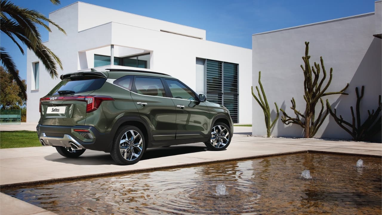 Taking a look at the exteriors, first, the Seltos gets an overhauled front fascia. The LED day running lights (DRLs) have been tweaked to extend into the grille which itself is larger than before. The main headlamp units, too, have been redesigned. The bumper now comes with a new four-block design for the fog lamps. There are updates to the rear section as well, with new L-shaped tail lamps and an LED bar that stretches to the logo in the centre. The tailgate has been refreshed to accommodate the new tail lights, and lower down there is a new rear bumper, which, depending on the variant, receives a skid plate for the added butch factor. On the sides, while the profile remains similar to the old SUV, Kia has redesigned the alloys, and depending on the trim level, you get 16-, 17-, or 18-inch rims. There is a new Pewter Olive paint scheme as well, in addition to eight other solid colours and two dual-tone options. (Image: Kia)