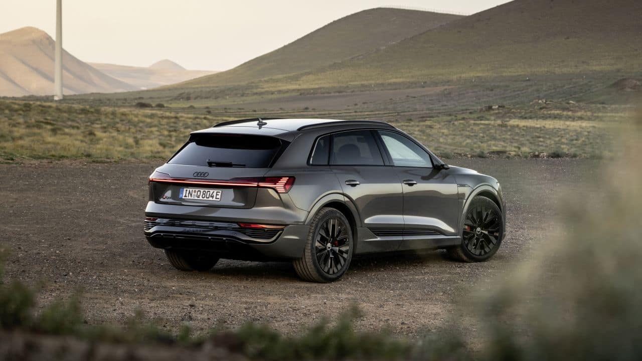 The biggest change to the e-tron siblings, however, lie in their powertrains. As mentioned earlier, both variants are offered in the ’50’ and ‘55’ trims, essentially marking their powertrain options. The 50 version of the Q8 e-tron and Sportback are powered by a 95 kWh battery pack which in turns powers two electric motors. The combined output from this is 340 hp of maximum power and 664 Nm of peak torque. The claimed range is 491 km and 505 km for the Q8 e-tron and Sportback e-tron, respectively. (Image: Audi India)