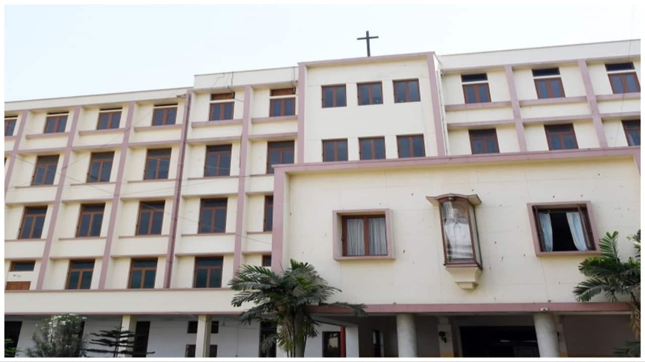 Premier Kolkata college denied admission to non-English medium students. Then, an apology