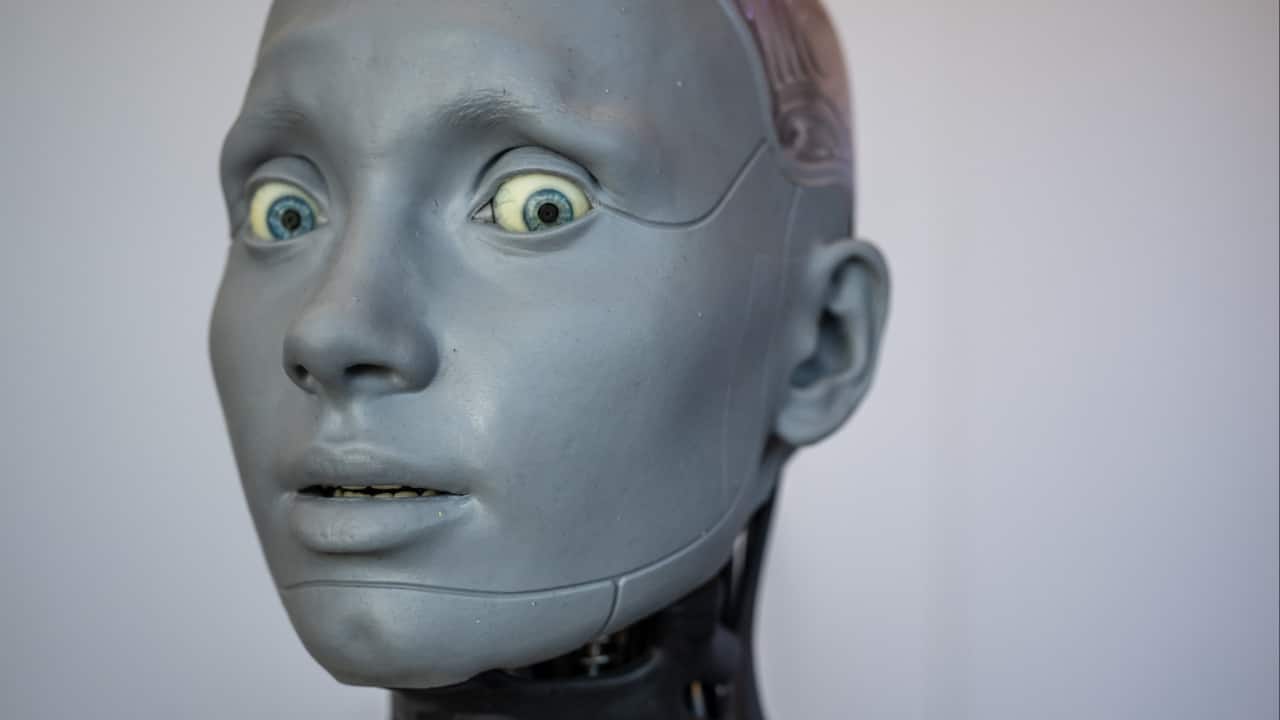 Robot AI ditanya apakah akan memberontak melawan manusia.  Perhatikan reaksinya