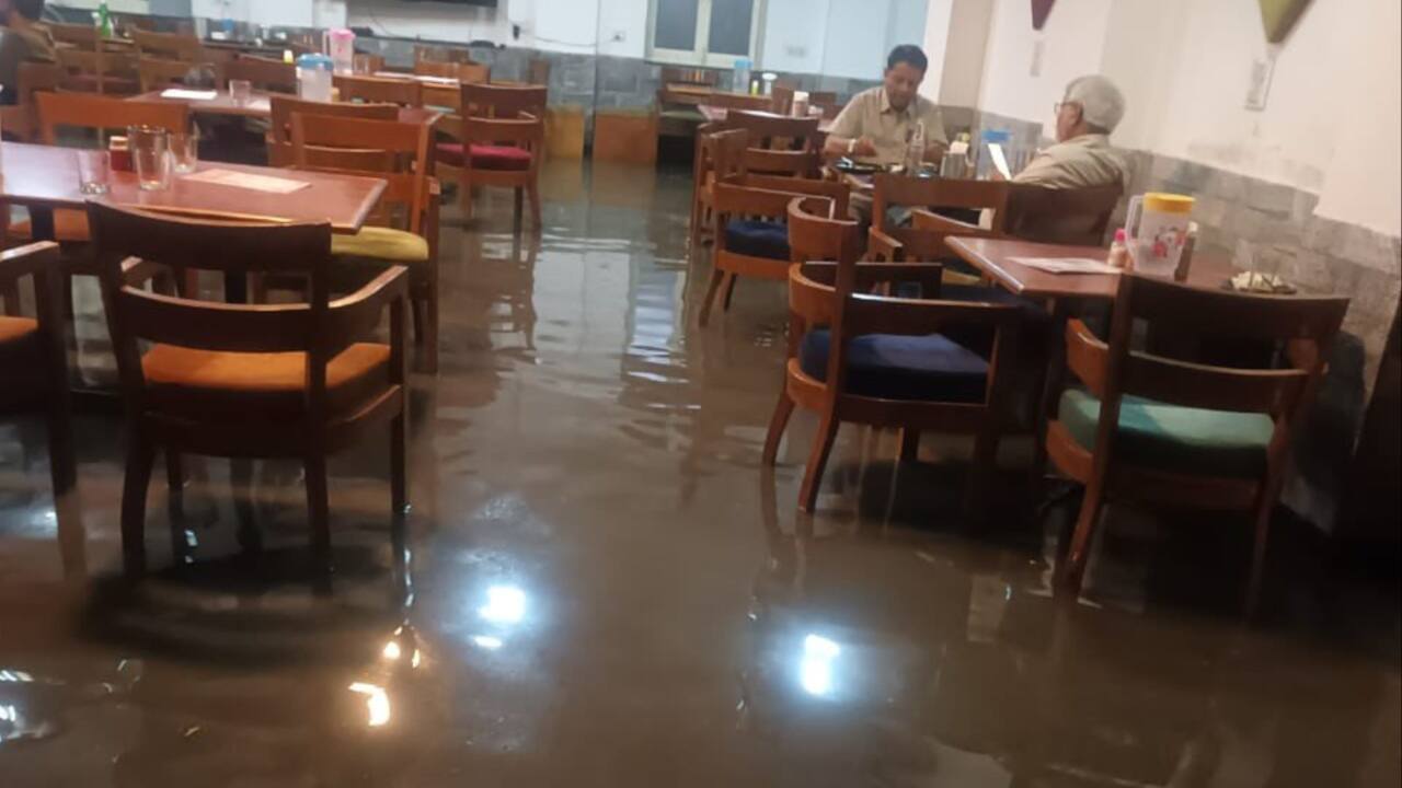 Delhi rain floods Press Club of India, Twitter lauds 'commitment' of 2 lone diners