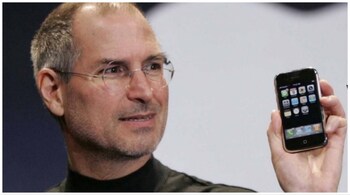 Steve Jobs during the first iPhone's launch in 2007. (Image: @rogerjameshamilton/Facebook)