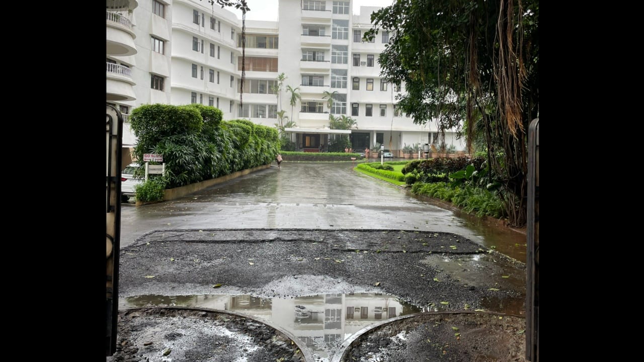 Mumbai man slams pothole-filled road in India’s ‘Billionaires’ Row’ Mumbai man slams pothole-filled road in India’s ‘Billionaires’ Row’
