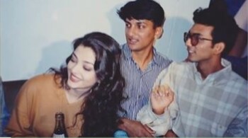 Actor Aishwarya Rai with Vivek Sunder at his friend's house during the Pepsi campaign. (Image credit: @saurabhjain1099/Twitter)