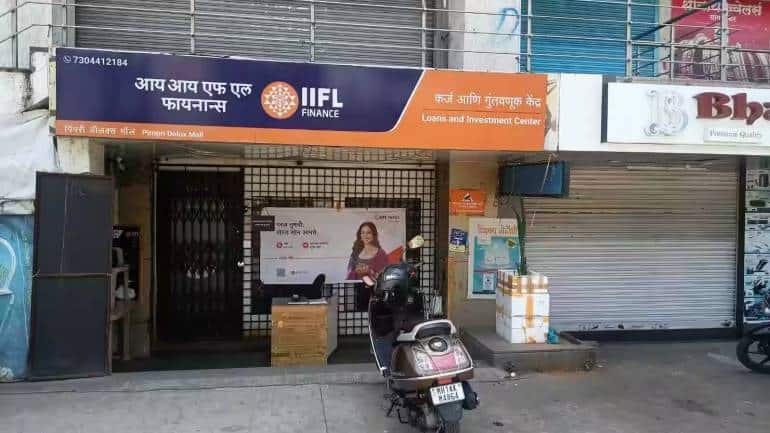 IIFL Finance rises 1.3% after CRISIL upgrades outlook to 'positive'