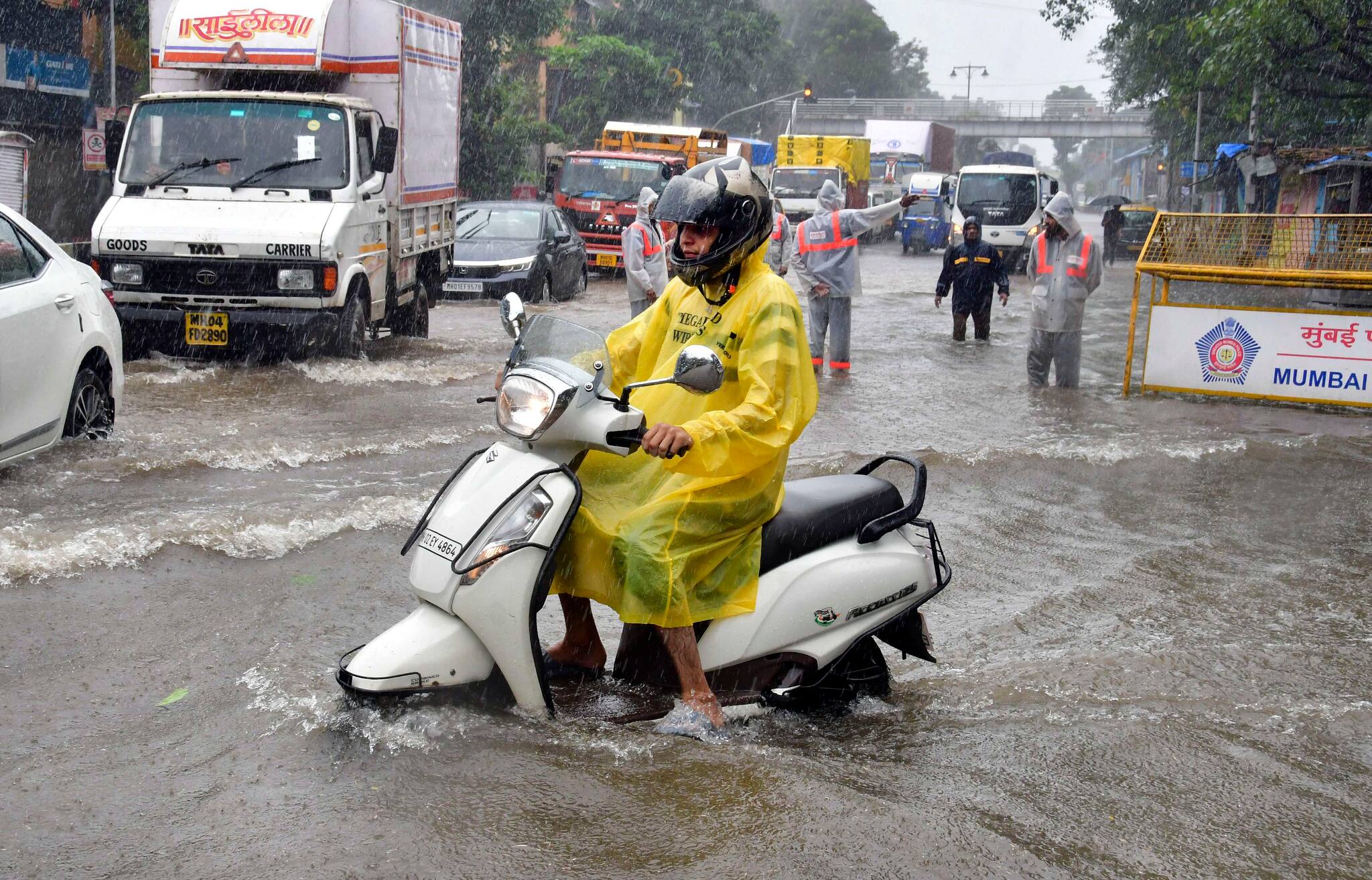 In Pics | Mumbai on yellow alert, schools shut in Thane on July 28