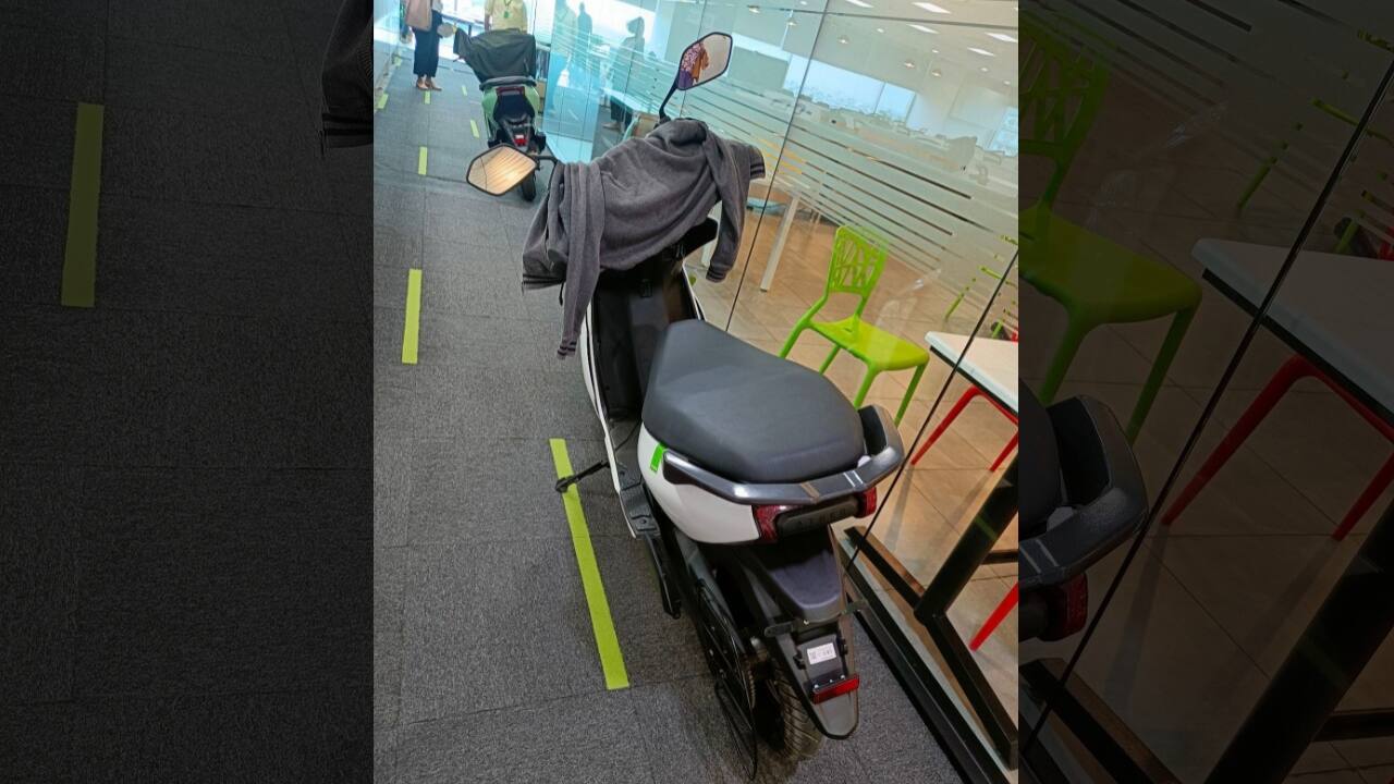 Aether 450 S | Bengaluru-based electric scooter manufacturer Aether is all set to launch a more affordable variant of its popular Aether 450X. Suffixed with an ‘S’ instead of the ‘X’ the scooter’s design remains identical to the 450X. The company recently teased the upcoming scooter on social media but covered up the handlebars and instrument cluster with a hoodie. The new instrument cluster is expected to be a cheaper segmented LCD display to keep costs down. It will also miss out on features such as cloud connectivity, Google Maps and even document storage. What we do not know is if the scooter will come equipped with Bluetooth connectivity. Additionally, the 450S will be powered by a smaller 3 kWh battery pack which the company claims will allow for a longer 115 km range on a single charge. The top-speed of the bike, however, continues to be the same 90 km/h as the 450X. This means we will see the same 6.2 kW electric motor on the new scooter. Aether has also revealed that the 450S will cost Rs 1.30 lakh, ex-showroom as an introductory price. (Image: Aether)