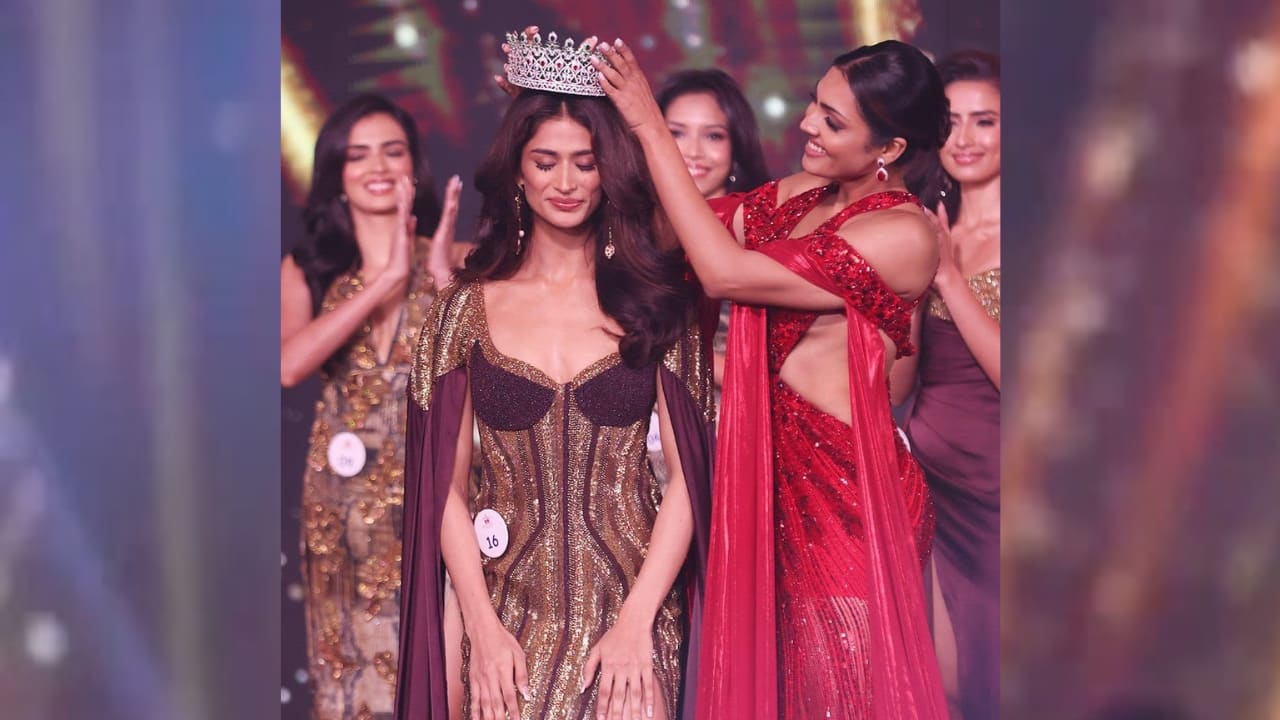 Shweta Sharda is the winner of the LIVA Miss Diva Universe 2023 beauty pageant. She was crowned by last year’s winner Divita Rai. (Image: Miss Diva)