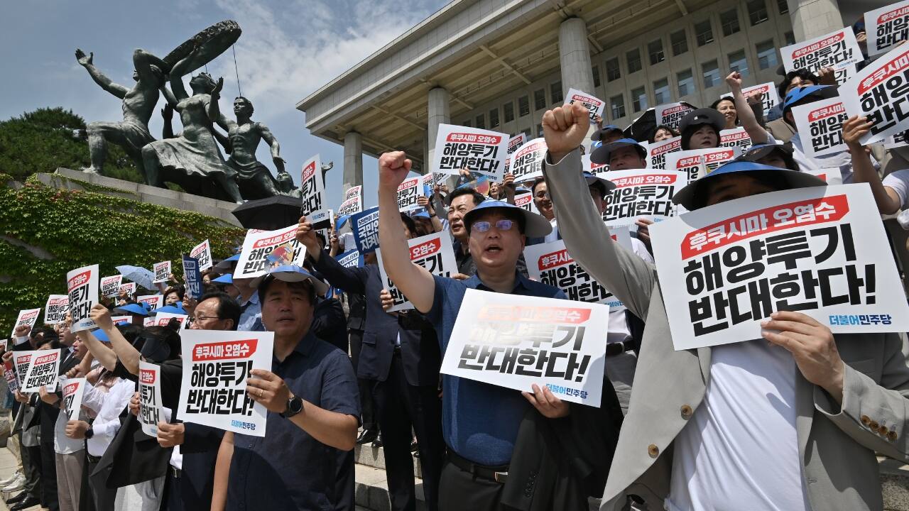 Public protests have taken place in South Korea, despite the government’s backing for Japan’s strategy. Any problems would have “an impact not just on our three countries, but all countries around the world,” President Yoon Suk Yeol said on August 18 at Camp David, after holding talks with Kishida and US President Joe Biden. (Image: AFP)