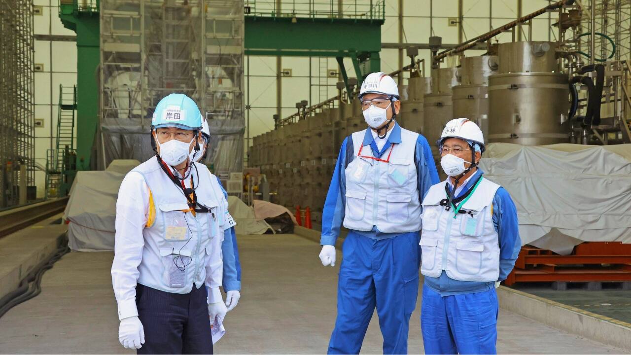 In 2021, the Japanese government announced plans to release the treated water to the sea. Then, on August 20, Kishida made a rushed visit to the plant before meeting with fisheries representatives and pledging to support their livelihoods until the release ends. The hurried timeline raised skepticism that it was made to fit Kishida’s busy political schedule in September. But Economy and Industry Ministry officials say they wanted the release to start as early as possible and have good safety records ahead of the fall fishing season. (Image: AP)