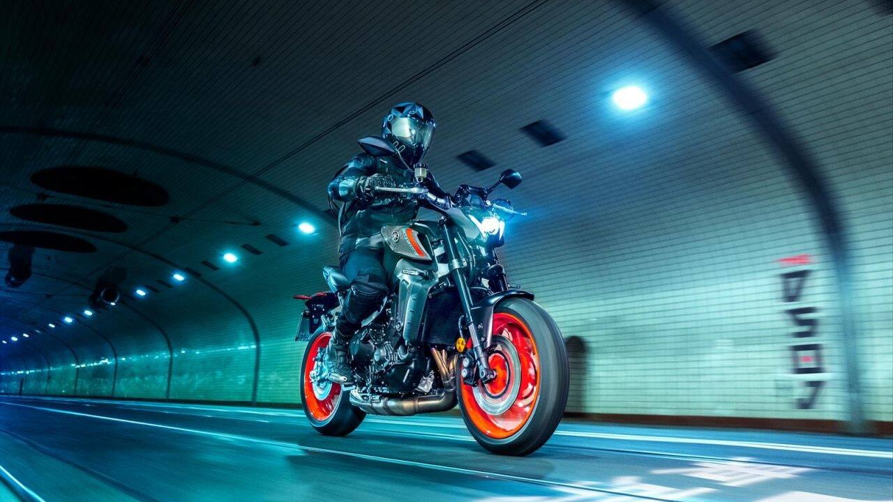 Yamaha MT-09 | Yamaha is all set to bring some of its iconic big bikes to the Indian market and to kick things off, the Japanese manufacturer is getting us the MT-09. Now, this isn’t confirmed news yet, so it may not be this month at all, but the excitement is a little too much to handle. The bike was showcased to the Yamaha dealers in India alongside other heavyweights such as the MT-07 and the sportier YZF series bikes. Now, of course, we don’t know what spec the MT-09 will be running, so we are going to assume the European market equivalent. As such the naked bike gets an 890cc liquid-cooled inline triple that churns out 117 hp of maximum power at 10,000 rpm and 93 Nm of peak torque at 7,000 rpm. It gets all the premium equipment you could think of as well such as adjustable 41 mm upside-down forks and adjustable rear monoshock, twin 298 mm discs at the front for stopping power. Yamaha currently doesn’t have any big bikes in India and the launch of the MT-09 will signify its entry into the segment. With this, the MT-09 will go up against a range of premium motorcycles such as the Kawasaki Z900, the Triumph Street Triple RS and even the Ducati Monster. (Image: Yamaha)