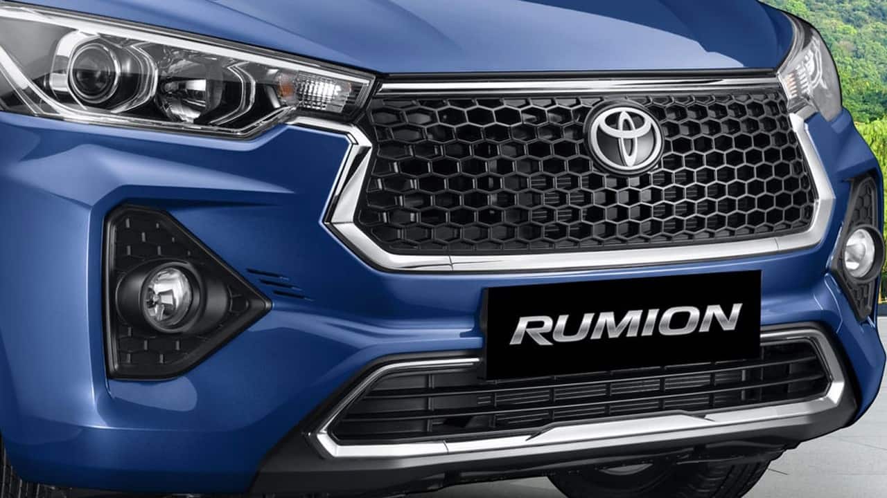 Seeing as the Rumion is badge-engineered, it gets very few distinguishing features when compared to the Ertiga. There is a new bumper and fog light surrounds and the grille is more like the Innova Hycross. The headlamps on the other hand and the placement of the fog lamps are identical to the Ertiga. Even the lines on the bonnet are carried over to the Rumion. (Image: Toyota Bharat)