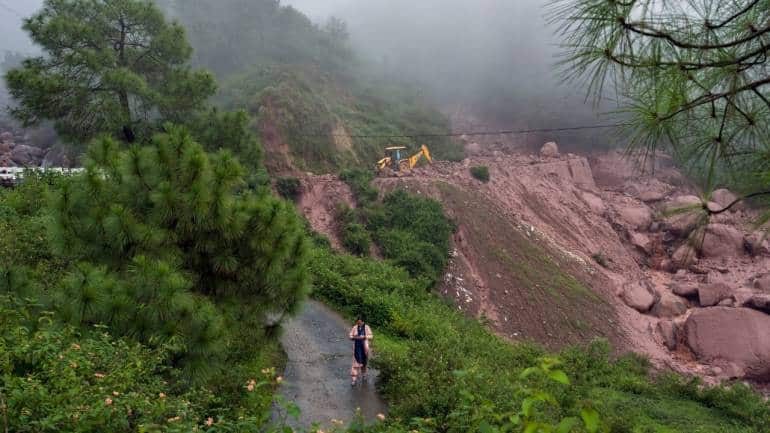 Himachal rains: Buildings collapse in Kullu, hundreds stranded after landslides block highway - Vimarsana News