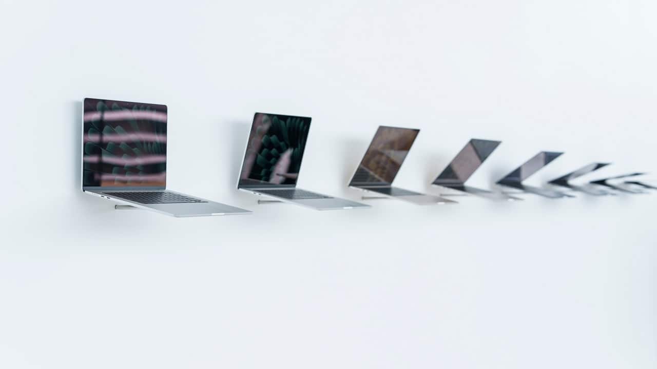 Apple, Samsung halt India laptop imports after sudden curbs