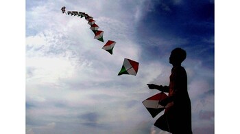 The tradition of flying kites on Independence Day is a throwback to 1927, when the slogan “Simon, go back!” was written on kites. (Photo by Suchetad12 via Wikimedia Commons)