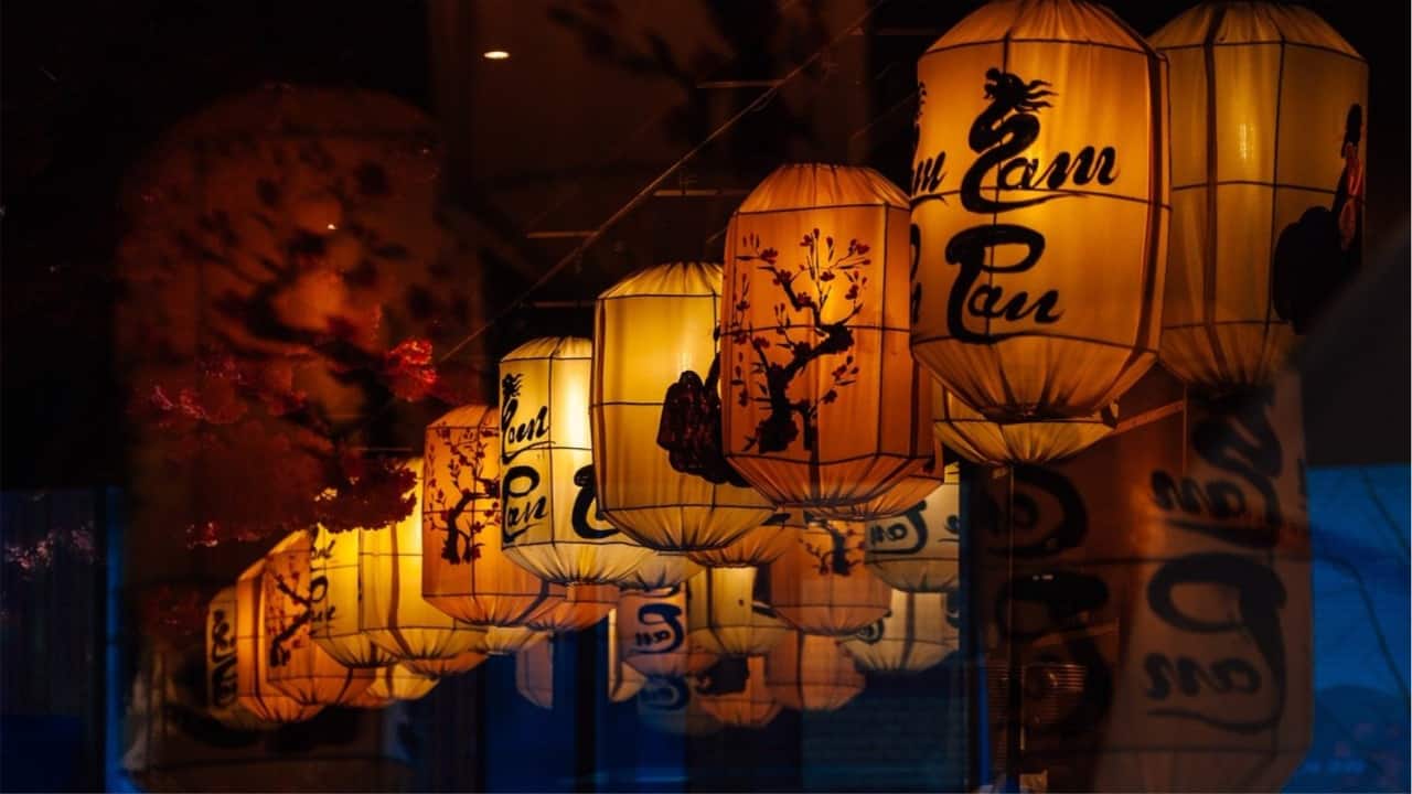 'Macho restaurant' in China had shirtless waiters feed diners mouth-to-mouth, shut down