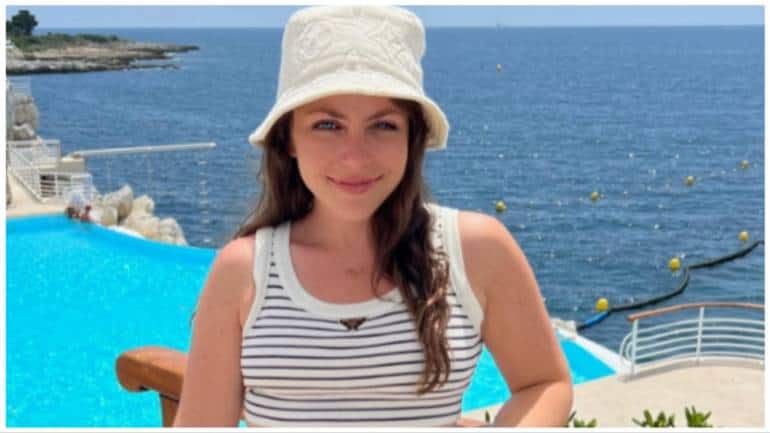 Plane window shade missing, woman's DIY project mid-flight to block light - Vimarsana News