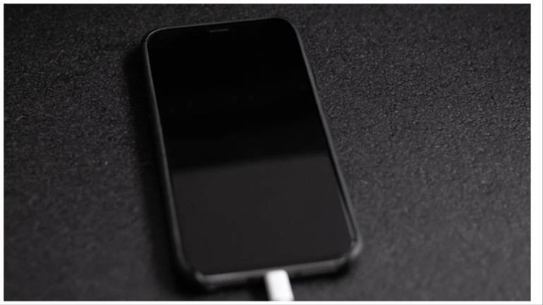 Man says his boss screamed at him for charging phone at work. Viral post - Vimarsana News
