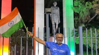 Vikas Ruparelia celebrates completing tracing of the India map on GPS. The Mahatma Gandhi statue near Orion Mall in Rajajinagar was his starting and ending point. (Image credit: Vikas Ruparelia/Moneycontrol)