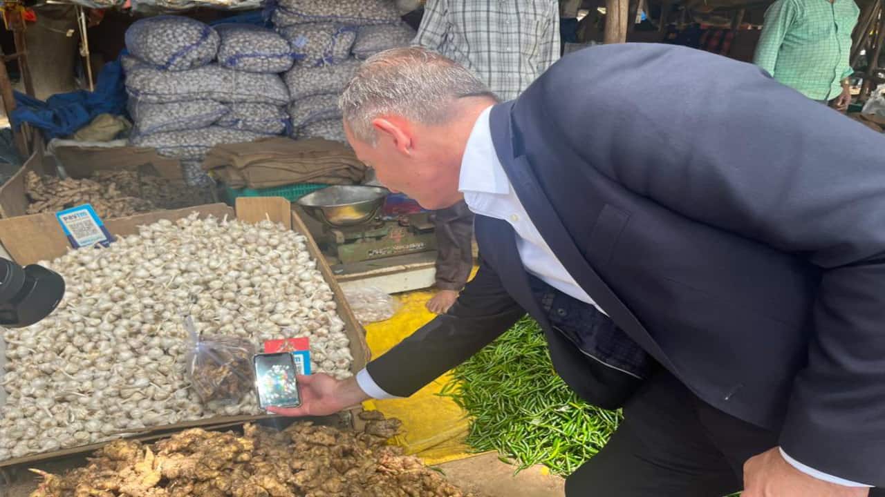 German minister uses UPI to buy chillies from vegetable vendor in Bengaluru. Watch