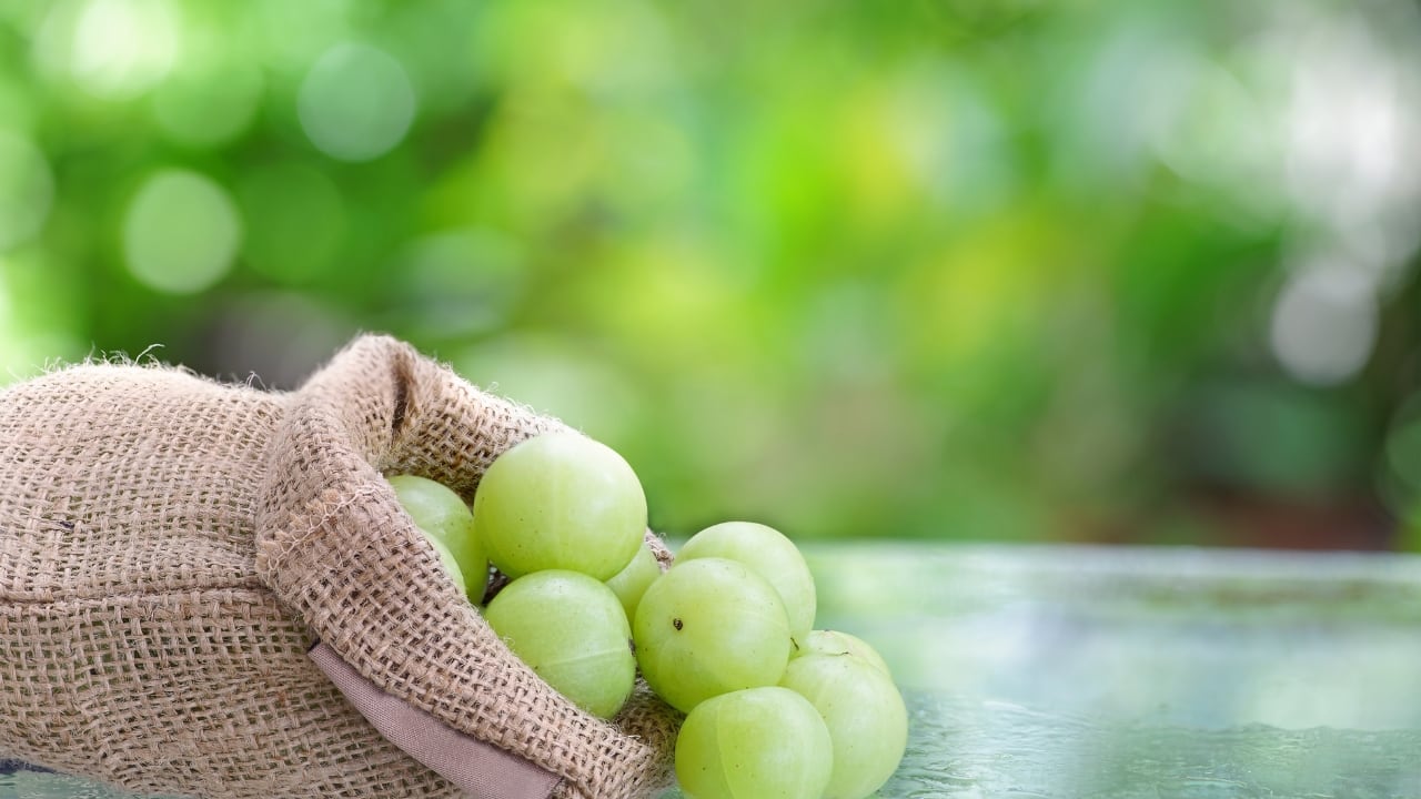 Benefits of eating discount amla in empty stomach