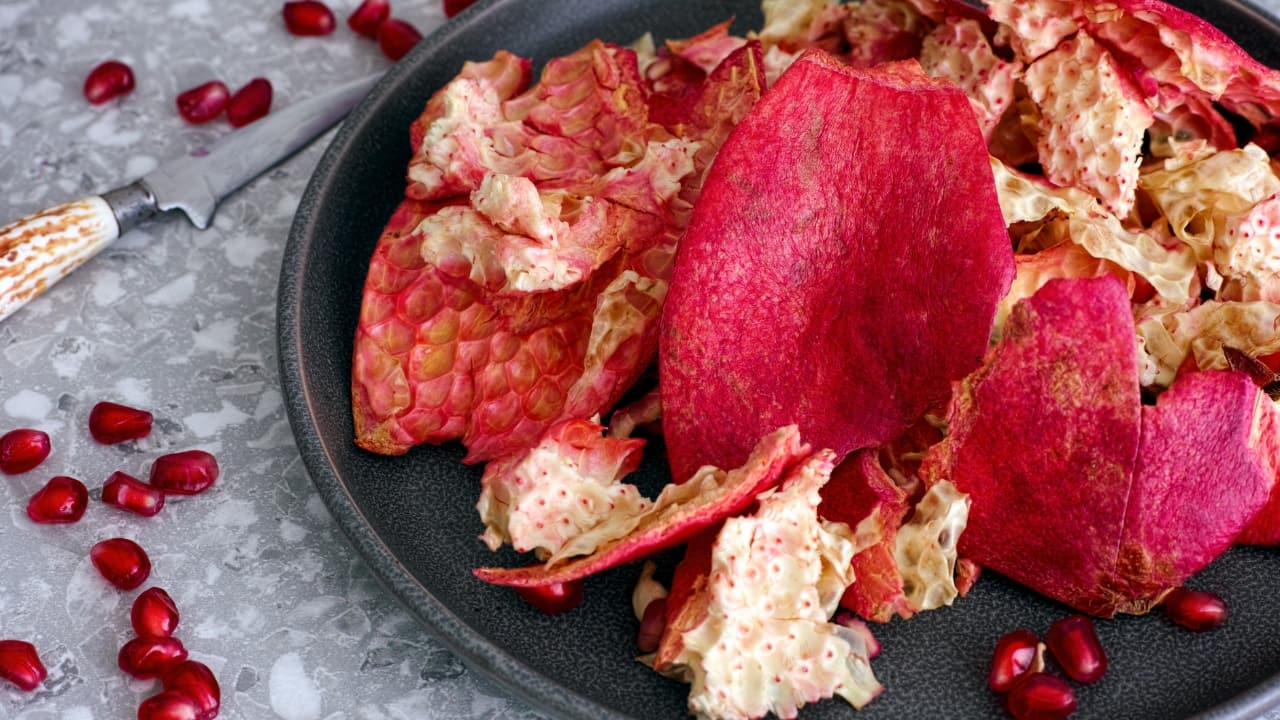 Pomegranate powder for outlet skin