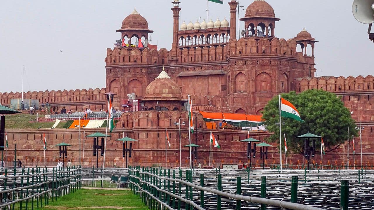 At the Red Fort, Prime Minister unfurls the National Flag after he is handed the Guard of Honour by Delhi Armed forces and Delhi Police. The ceremony also includes playing of National Anthem and a 21-gun salute followed by cultural programs (Image: PTI)